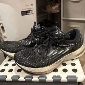 brooks levitate tennis shoes